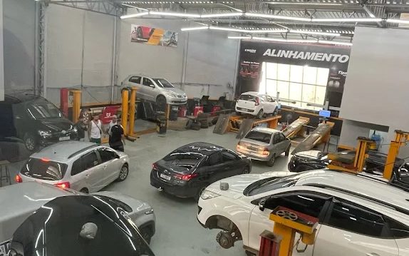 Interior da loja Chaim Pneus com elevadores profissionais